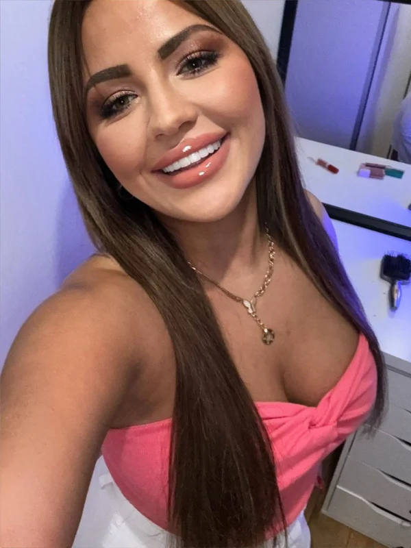 Olia has changed her hair from blonde to brunette as shown in this selfie photo 